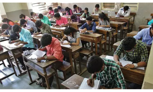 గ్రామ సచివాలయ ఉద్యోగాల రాతపరీక్ష అర్హత మార్కులు తగ్గించనున్నారా? గ్రామ సచివాలయ ఉద్యోగాల రాతపరీక్ష అర్హత మార్కులు తగ్గించనున్నారా?