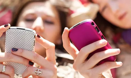 అమ్మాయిలూ ఫోన్ ఇలా మాట్లాడుతున్నారా? అమ్మాయిలూ ఫోన్ ఇలా మాట్లాడుతున్నారా?