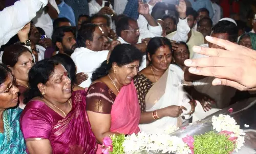 కోడెల అంత్యక్రియలకు ప్రభుత్వ లాంచనాలు వద్దు : కుటుంబం కోడెల అంత్యక్రియలకు ప్రభుత్వ లాంచనాలు వద్దు : కుటుంబం