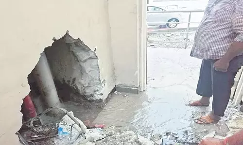 ఆంధ్రప్రదేశ్ హైకోర్టు భవనంలోకి వర్షపు నీరు