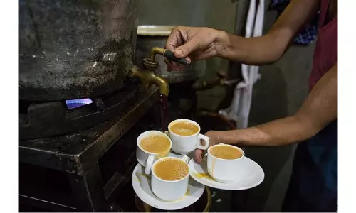 తొమ్మిది నిమిషాల్లో  45 టీలు.. 30 రోజుల్లో 12 లక్షలు.. చాయ్ చమక్కు ఇదండీ!