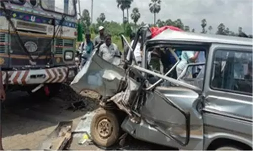 పశ్చిమగోదావరిలో ఘోర రోడ్డు ప్రమాదం... పశ్చిమగోదావరిలో ఘోర రోడ్డు ప్రమాదం...