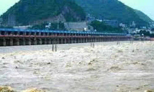 స్థిరంగా కొనసాగుతోన్న కృష్ణమ్మ.. సముద్రంలోకి నీరు..