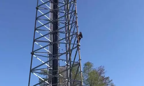 18 గంటలు సెల్టవర్పైనే ..మంత్రి హామీతో ఆందోళన విరమించిన కార్మికులు 18 గంటలు సెల్టవర్పైనే ..మంత్రి హామీతో ఆందోళన విరమించిన కార్మికులు