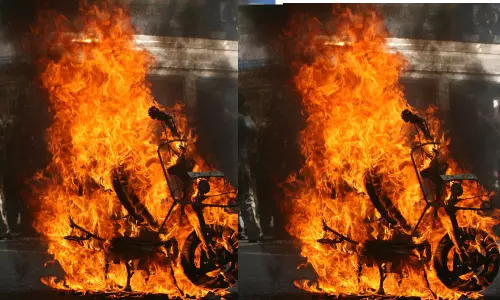 హెల్మెట్ లేదని బండి ఆపారు.. లారీ ఢీ కొని ఆమె కాళ్ళు పోయాయి!