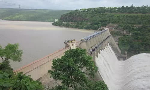 శ్రీశైలం జలాశయంలోకి వరద నీరు ఆగిపోయిందని అనుకున్నారు.. ఇటు చూస్తే..