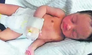 మంట గలిసిపోయిన మానవత్వం...చెరువు కట్ట పక్కన పసికందు మంట గలిసిపోయిన మానవత్వం...చెరువు కట్ట పక్కన పసికందు