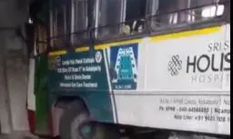 అమీర్పేటలో ఆర్టీసీ బస్సు బీభత్సం.. తప్పిన ప్రమాదం అమీర్పేటలో ఆర్టీసీ బస్సు బీభత్సం.. తప్పిన ప్రమాదం