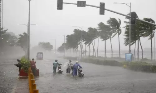 తెలుగురాష్ట్రాల్లో కుంభవృష్టి... అంధకారంలో అనంతపురం తెలుగురాష్ట్రాల్లో కుంభవృష్టి... అంధకారంలో అనంతపురం