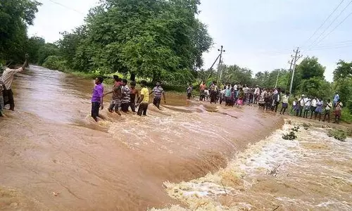 అనంతపురం జిల్లాలో పెద్దఎత్తున వరదలు