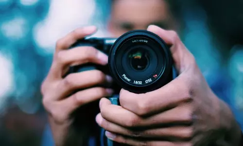 ప్రొఫెసర్ను బెదిరించి నగ్న దృశ్యాలు చిత్రీకరించిన విద్యార్ధి! ప్రొఫెసర్ను బెదిరించి నగ్న దృశ్యాలు చిత్రీకరించిన విద్యార్ధి!