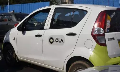 హైదరాబాద్లో దారుణం... వ్యక్తిని ఢీకొట్టి 8కిలోమిట్లరు ఈడ్చుకెళ్లిన క్యాబ్ డ్రైవర్ హైదరాబాద్లో దారుణం... వ్యక్తిని ఢీకొట్టి 8కిలోమిట్లరు ఈడ్చుకెళ్లిన క్యాబ్ డ్రైవర్