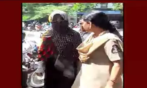 ఈజీ మని కోసం కొత్తతరహా మోసం..కటకటాలపాలైన సైబర్ లేడీ ఈజీ మని కోసం కొత్తతరహా మోసం..కటకటాలపాలైన సైబర్ లేడీ