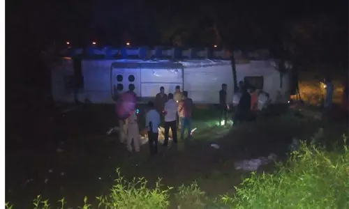 బస్సు బోల్తా.. 10 మందికి తీవ్ర గాయాలు, పలువురి పరిస్థితి విషమం.. బస్సు బోల్తా.. 10 మందికి తీవ్ర గాయాలు, పలువురి పరిస్థితి విషమం..