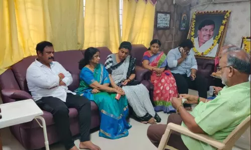 శివప్రసాద్ కుటుంబానికి ఎమ్మెల్యే రోజా పరామర్శ శివప్రసాద్ కుటుంబానికి ఎమ్మెల్యే రోజా పరామర్శ