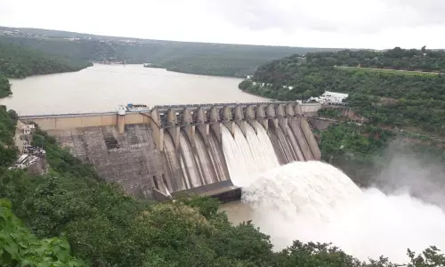 ఏపీలో విచిత్ర పరిస్థితి: ఒకవైపు జల కళ మరోవైపు రైతు విల విల!