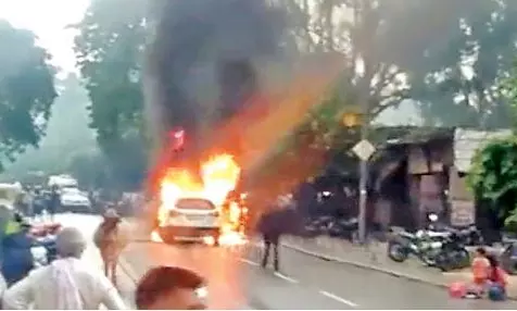 సొంత కారుకు నిప్పంటించి, తుపాకీతో హల్చల్ చేసిన వ్యక్తి సొంత కారుకు నిప్పంటించి, తుపాకీతో హల్చల్ చేసిన వ్యక్తి