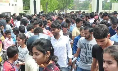 గ్రామ వలంటీర్లకు ప్రభుత్వం శుభవార్త.. రూ.7,500