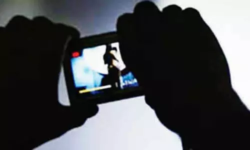 బాలికకు నీలి చిత్రాలు చూపించాడు.. చివరకు..