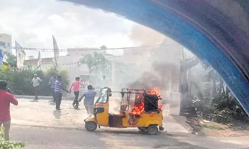 నంబర్‌ ఇవ్వలేదని వైసీపీ ఎమ్మెల్యే ఇంటి వద్ద ఆటోకు నిప్పు పెట్టుకున్న డ్రైవర్‌