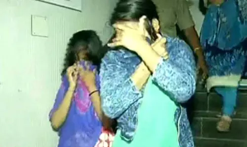 నెల్లూరులో గుట్టుగా వ్యభిచారం.. అలా దొరికారు నెల్లూరులో గుట్టుగా వ్యభిచారం.. అలా దొరికారు