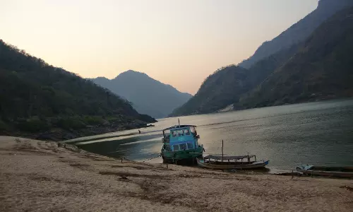 కచ్చలూరు దగ్గర బోటు వెలికితీతకు విపరీతంగా శ్రమిస్తున్న బృందం