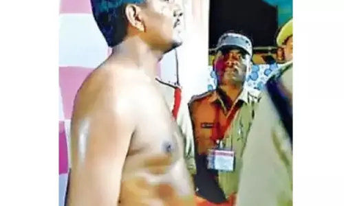 తన తప్పు లేకున్నా మందలించారని.. దుర్గగుడి టోల్ గేట్ వద్ద పోలీసు అధికారి అర్ధనగ్న ప్రదర్శన