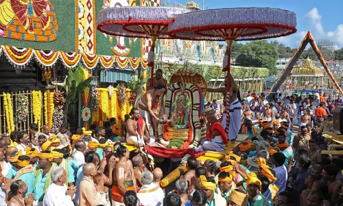 చిన్నశేష వాహనంపై న‌వ‌నీత‌కృష్ణాలంకారంలో భక్తులకు కనువిందు చేసిన శ్రీనివాసుడు