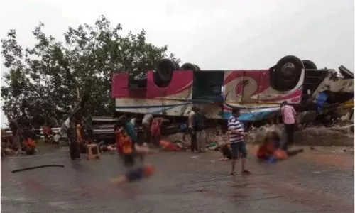 గుజరాత్లో ఘోర రోడ్డు ప్రమాదం 20 మంది మృతి గుజరాత్లో ఘోర రోడ్డు ప్రమాదం 20 మంది మృతి