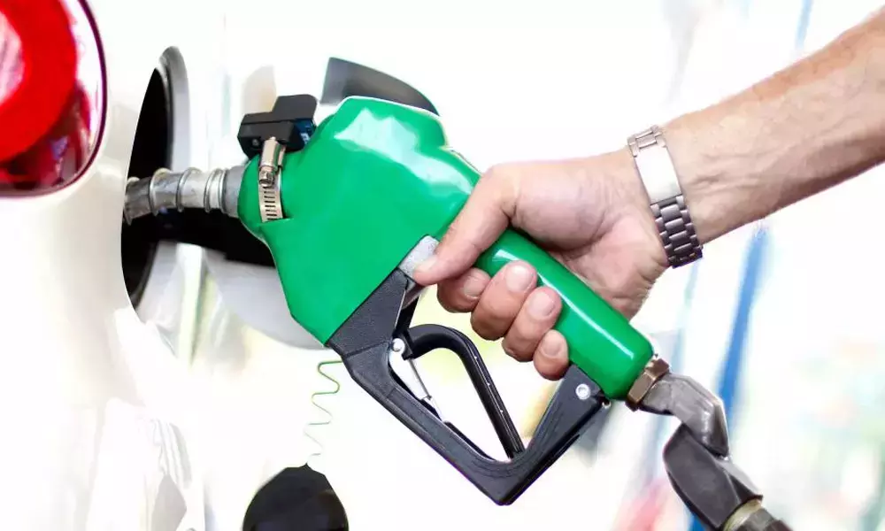 Petrol Price Today: స్వల్పంగా తగ్గిన పెట్రోల్ ధరలు