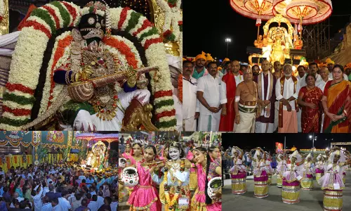 వీణాపాణియై హంసవాహనంపై స‌ర‌స్వ‌తిమూర్తిగా భక్తులను అనుగ్రహించిన శ్రీవేంకటేశ్వరుడు