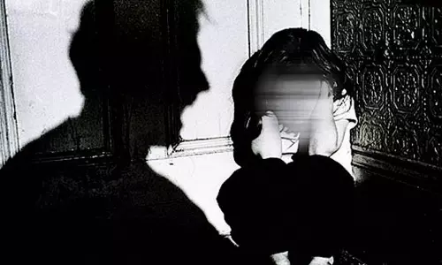 కన్నకూతురిపై అత్యాచారానికి యత్నించిన తండ్రికి జైలు శిక్ష కన్నకూతురిపై అత్యాచారానికి యత్నించిన తండ్రికి జైలు శిక్ష