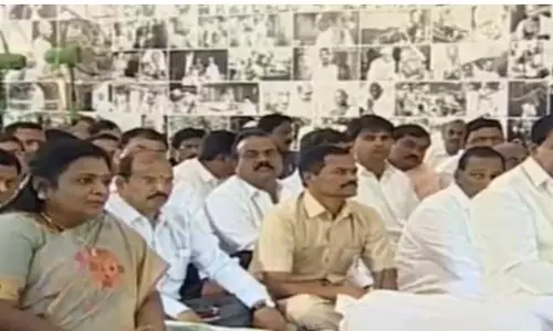 మహాత్మునికి నివాళులర్పించిన గవర్నర్ తమిళిసై, సీఎం కేసీఆర్