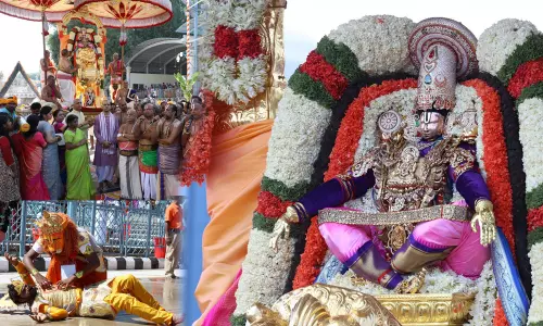 యోగ నరసింహుడి అవతారంలో సింహవాహనంపై శ్రీవారు