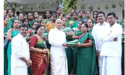 మహిళ క్షురకులకు చీరలు పంపిణీ చేసిన టీటీడీ అదనపు ఈఓ ఏవి ధర్మారెడ్డి