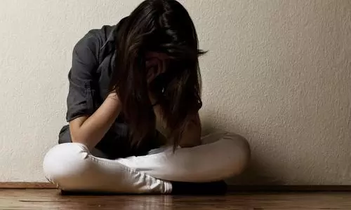 యువతి ఆత్మహత్యా యత్నం... ఏపీ మంత్రి ఇంటివద్ద కలకలం