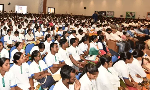 చేతివాటం ప్రదర్శించిన గ్రామ వాలంటీర్లు.. ఊడిన ఉద్యోగం