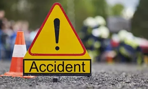 జనగామ జిల్లాలో దారుణం : బైక్పై వెళుతున్న భార్యాభర్తలను కారుతో ఢీకొట్టిన ముఠా జనగామ జిల్లాలో దారుణం : బైక్పై వెళుతున్న భార్యాభర్తలను కారుతో ఢీకొట్టిన ముఠా