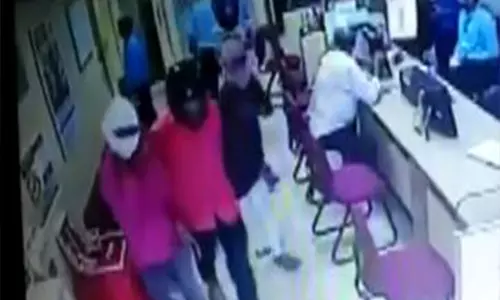 న్యూస్టైల్‌లో దొంగతనం... పట్టపగలే బ్యాంకు లూటీ ఎలా చేశారంటే..