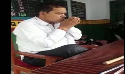 పొగత్రాగుతూ పాఠాలు భోదన