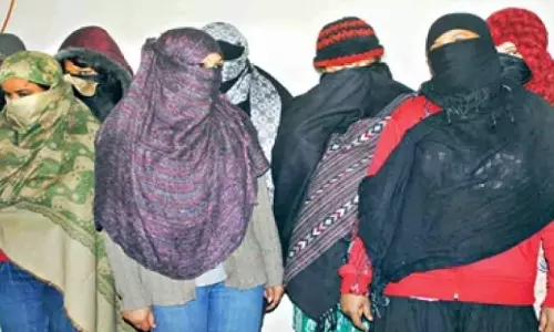 వాట్సాప్‌లో విటులకు అమ్మాయిల ఫోటోలు పంపించి...