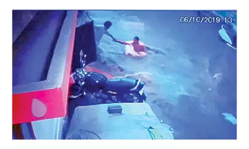 హైదరాబాద్ లో  వర్షపు నీటిలో కొట్టుకుపోతున్న మహిళను రక్షించిన యువకుడు