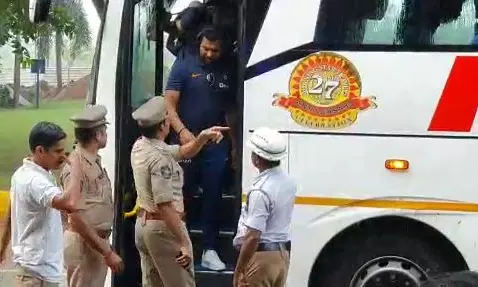 విశాఖలో భారత క్రికెటర్లకు ఇబ్బందులు... బస్సు నిలబెట్టిన పోలీసులు