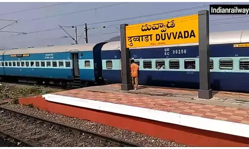 పట్టాలు విరగడంతో విశాఖ-విజయవాడ మధ్య నిచిన రైళ్లు