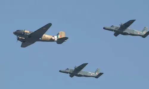 అట్టహాసంగా భారత వైమానిక దళ విన్యాసాలు అట్టహాసంగా భారత వైమానిక దళ విన్యాసాలు