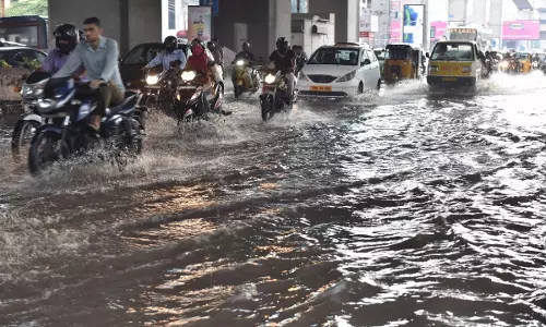 హైదరాబాద్లో భారీ వర్షం హైదరాబాద్లో భారీ వర్షం