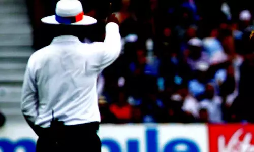 గుండెపోటుతో స్టేడియంలోనే కుప్పకూలిన అంపైర్...