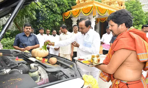ప్రగతిభవన్‌లో కేసీఆర్‌ వాహన,ఆయుధ పూజలు