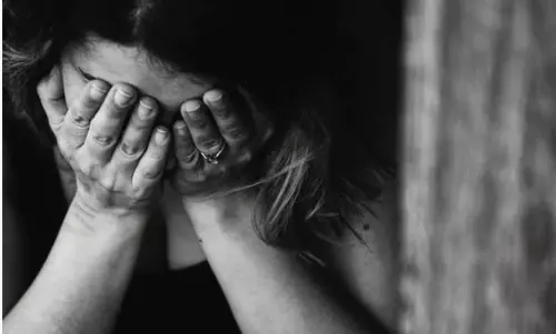 తినే ఆహారంలో వెంట్రుకలు వచ్చాయని భార్యకు గుండు... తినే ఆహారంలో వెంట్రుకలు వచ్చాయని భార్యకు గుండు...