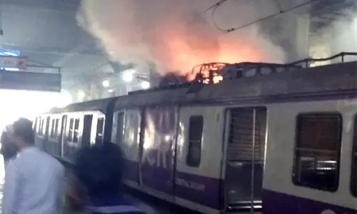 Mumbai : లోకల్ ట్రైన్‎లో మంటలు...పూర్తిగా కాలిన బోగీ